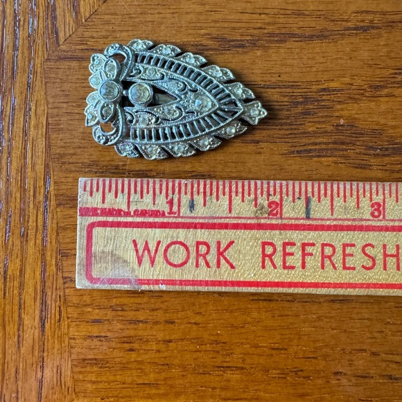 Vintage Silver Tone and Gold Tone Shield Rhinestone Dress Fur ClipVintage - Picture 6 of 6